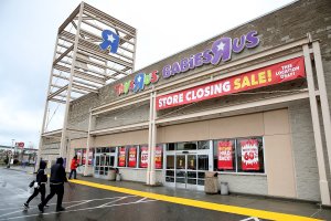 Customers enter a Toys R Us store on March 15, 2018, in Emeryville. (Credit: Justin Sullivan / Getty Images)