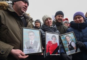 People gather to pay tribute to the victims of a fire at a shopping center in Kemerovo on March 27, 2018. (Credit: DMITRY SEREBRYAKOV/AFP/Getty Images)