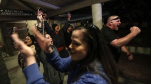 Spectators cheer as the Los Alamitos City Council votes to oppose California's sanctuary state law on March 19, 2018. (Credit: Robert Gauthier / Los Angeles Times)