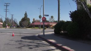 LAPD cordon off Sherman Way in Van Nuys as they respond to a barricaded person inside a Denny's restaurant on April 11, 2018. (Credit: KTLA)