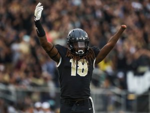 Shaquem Griffin of the UCF Knights reacts prior to a play against the South Florida Bulls at Spectrum Stadium on Nov. 24, 2017 in Orlando, Florida. (Credit: Logan Bowles/Getty Images)