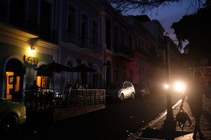 Tourists dine at Cafe Puerto RIco in Old San Juan on April 18, 2018, as a major failure knocked out the left the entire island without power nearly seven months after Hurricane Maria destroyed the electrical grid. (Credit: Jose Jimenez / Getty Images)