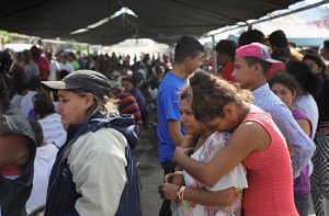 Central American asylum seekers, part of an migrant "caravan," line up to eat before staging a protest against U.S. President Donald Trump on April 23, 2018, in Hermosillo, Mexico. (Credit: John Moore / Getty Images)