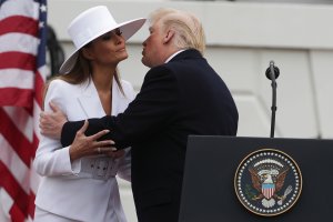 U.S. President Donald Trump kisses First Lady Melania Trump during a state arrival ceremony at the South Lawn of the White House April 24, 2018, in Washington, D.C. (Credit: Alex Wong/Getty Images)