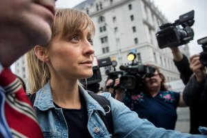 Actress Allison Mack leaves U.S. District Court for the Eastern District of New York after a bail hearing, April 24, 2018, in Brooklyn. (Credit: Drew Angerer / Getty Images)