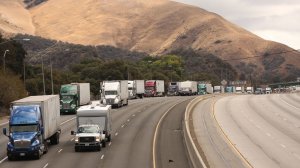 Vehicles travel along the 5 Freeway through the Grapevine in 2015. (Credit: Al Seib / Los Angeles Times)