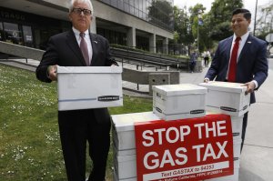 Gubernatorial candidate John Cox, left, and Assembly candidate Bill Essayli load boxes of signatures for the gas tax repeal initiative. Recent polls have differed on whether voters would repeal the tax and fee hike. (Credit: Francine Orr / Los Angeles Times)