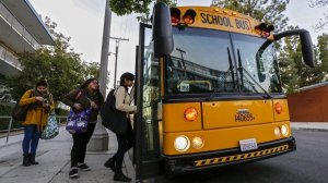 Los Angeles Unified students board a bus in front of Franklin High School in 2015. (Credit: Irfan Khan / Los Angeles Times)