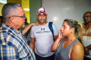 The first secretary of Communist Party in the Cuban city of Holguin, Luis Antonio Torres Iribar (left), speaks with relatives of the victims of a plane crash, at Holguin Airport, after a Cubana de Aviacion aircraft crashed after taking off from Havana's Jose Marti International Airport on May 18, 2018. (Credit: STR/AFP/Getty Images)