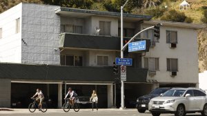 Pedestrians walk by an apartment on West Hollywood's list of buildings possibly at risk in an earthquake. (Credit: Genaro Molina / Los Angeles Times)