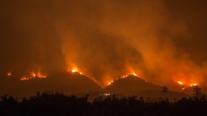 The Thomas Fire advances toward homes and farms near Carpinteria on Dec. 10, 2017. (Credit: David McNew/Getty Images)