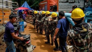 Rescue workers carry water pumping equipments into Tham Luang Nang Non cave on July 1, 2018. (Credit: Linh Pham/Getty Images)