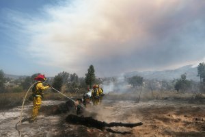 Firefighters work as the Cranston Fire burns in San Bernardino National Forest, near Idyllwild, on July 26, 2018. (Credit: Mario Tama / Getty Images)