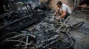 Eric Durtschi searches through the rubble for personal belongings after his rental home was destroyed by wildfire in Goleta in July 2018. (Credit: Marcus Yam / Los Angeles Times)