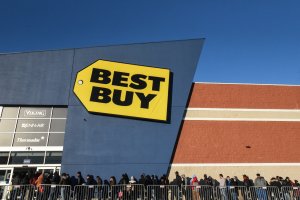 People line up outside of Best Buy near the Green Acres Mall on Black Friday on November 24, 2017 in Valley Stream, NY. (Credit: Stephanie Keith/Getty Images)