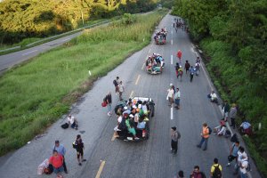 Honduran migrants heading in a caravan to the U.S. travel on foot or atop vehicles in Mapastepec on their way to Pijijiapan, Chiapas state, Mexico, on Oct. 25, 2018. (Credit: Johan Ordonez / AFP / Getty Images)