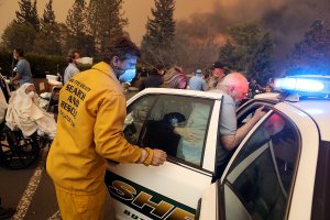 Hospital workers and first responders evacuate patients from the Feather River Hospital as the Camp Fire moves through the area on Nov. 8, 2018 in Paradise, California. (Credit: Justin Sullivan/Getty Images)