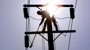 A Southern California Edison lineman grounds a power line in La Habra. (Credit: Los Angeles Times)