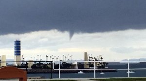 A funnel cloud forms off the coast of Long Beach on Jan. 5, 2019. (Credit: @Erik_Bookman on Twitter)