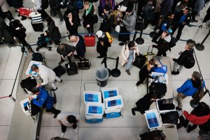 Passengers wait in a Transportation Security Administration line at JFK airport in New York City on Jan. 9, 2019. (Credit: Spencer Platt / Getty Images)