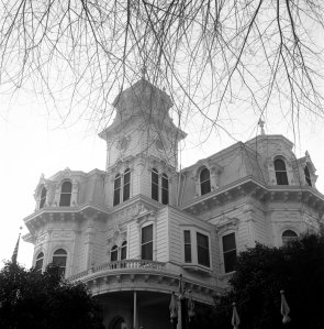 The California governor’s mansion is seen on March 12, 1964, when Gov. Edmund Pat Brown lived there. (Credit: CBS via Getty Images)