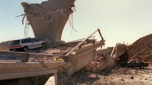 Cars lie smashed by the collapsed Interstate 5 connector few hours after Northridge earthquake, on January 17, 1994, in Sylmar. (Credit: JONATHAN NOUROK/AFP/Getty Images)