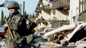 A National Guardsman stands guard outside the ruins of the Northridge Meadows Apartments where 16 people died during the 17 January 1994 earthquake that rocked Southern California. (Credit: TIM CLARY/AFP/Getty Images)