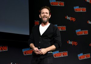 Luke Perry speaks onstage at the Riverdale sneak peek and Q&A during New York Comic Con at The Hulu Theater at Madison Square Garden on Oct. 7, 2018 in New York City. (Credit: Andrew Toth/Getty Images for New York Comic Con)