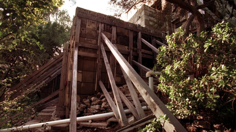 The Freeman House is seen in 1998, supported by braces after the Northridge earthquake. (Credit: Bob Carey / Los Angeles Times)