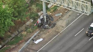 Authorities investigate a fatal crash on the 710 Freeway the Bell Gardena area on May 22, 2019. (Credit: KTLA)