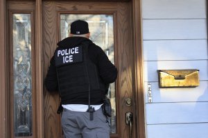 A U.S. Immigration and Customs Enforcement officer arrives to a Flatbush Gardens home in search of an undocumented immigrant on April 11, 2018, in the Brooklyn borough of New York City. (Credit: John Moore/Getty Images)