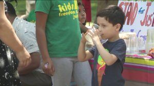 The group Kids 4 Freedom & Justice sells lemonade to raise money at Pan Pacific Park in Los Angeles on July 13, 2019, to help detained migrants and asylum seekers at the southern U.S. border. (Credit: Phil Ige/KTLA)