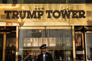 A guard stands outside of Trump Tower on Fifth Avenue on August 24, 2018 in New York City. (Credit: Spencer Platt/Getty Images)