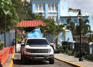 A truck carrying items covered by a tarp leaves the governor's mansion in Old San Juan where Puerto Rico Gov. Ricardo Rosselló resides on Aug. 2, 2019. (Credit: Joe Raedle / Getty Images)