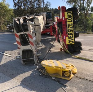A crane toppled across eastbound traffic lanes of the 210 Freeway in La Canada Flintridge on Sept. 21, 2019. (Credit: @Luevano1 on Twitter)