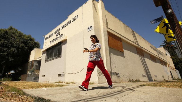 An old church building at 805 W. 57th St. was illegally converted into residential space. LAPD officers ordered residents to evacuate in 2018.(Credit: Al Seib / Los Angeles Times)