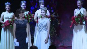 Camille Kennedy, center, is crowned as the 102nd Rose Queen during a ceremony in Pasadena on Oct. 22, 2019. (Credit: KTLA)