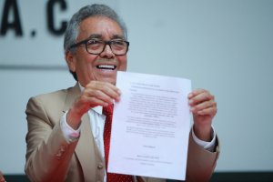 Jose Luis Gonzalez Meza, legal advisor of the Guzman family, shows a letter from the mother of Joaquin Guzmn during a press conference to express the gratitude of the family to Mexican President Andres Manuel Lopez Obrador for the release of Ovidio Guzman on Oct. 18, 2019, in Mexico City. (Credit: Hector Vivas / Getty Images)