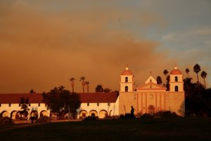 Smoke from the Cave Fire rises behind the Santa Barbara Mission on Nov. 26, 2019. (Credit: Al Seib / Los Angeles Times)