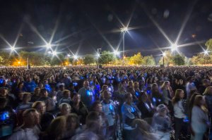 Mourners gather at a vigil held for shooting victims on Nov. 17, 2019, in Santa Clarita. (Credit: Apu Gomes/Getty Images)