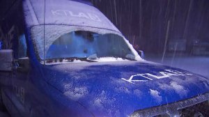 Snow falls on a KTLA news van in Wrightwood on Nov. 20, 2019. (Credit: KTLA)