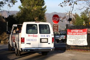 A StarLine tour van exits a scenic point along Mulholland Drive in December 2019. (Credit: Dania Maxwell / Los Angeles Times)
