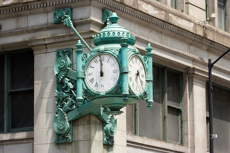 800px-Marshall_Field_and_Company_Clock_Chicago_June_30,_2012-126