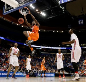 Syracuse's Tyler Roberson dunks the ball during the first half of a first-round men's college basketball game against Dayton in the NCAA Tournament, Friday, March 18, 2016, in St. Louis. (AP Photo/Charlie Riedel)