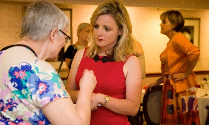 Randi Belisomo talks with a senior citizen during an event in Evanston, Illinois. (Courtesy: Randi Belisomo.)