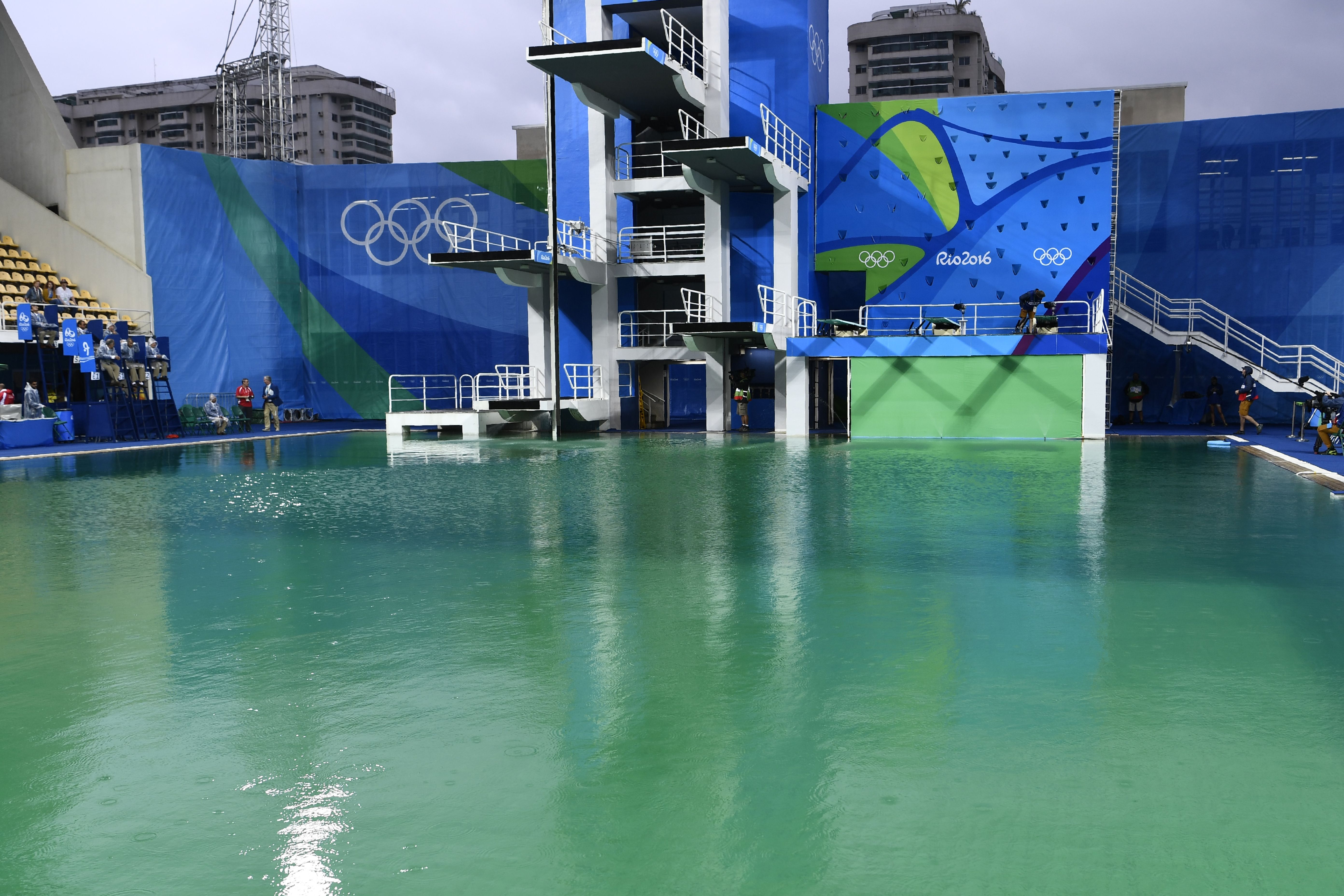 A picture taken on August 10, 2016 at the Maria Lenk Aquatics Stadium in Rio de Janeiro shows the diving pool of the Rio 2016 Olympic Games. Red-faced Rio Olympics organisers anxiously waited for the diving water to turn back from a nervy green to classic blue as a lack of chemicals was revealed as the cause of the colour changes. Heavy rain slowed the flow of new chemicals added to the water which was also green in the pool used for the synchronised swimming and water-polo. / AFP / CHRISTOPHE SIMON (Photo credit should read CHRISTOPHE SIMON/AFP/Getty Images)