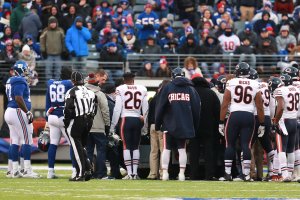 EAST RUTHERFORD, NJ - NOVEMBER 20: Members of the Chicago Bears and the New York Giants show support for Leonard Floyd #94 of the Chicago Bears after he was injured during the second half at MetLife Stadium on November 20, 2016 in East Rutherford, New Jersey. (Photo by Michael Reaves/Getty Images)