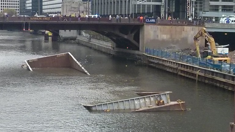 Sinking barge near Randolph Street bridge in Chicago River, October 17, 2014 (Brandon Campbell / WGN Radio)