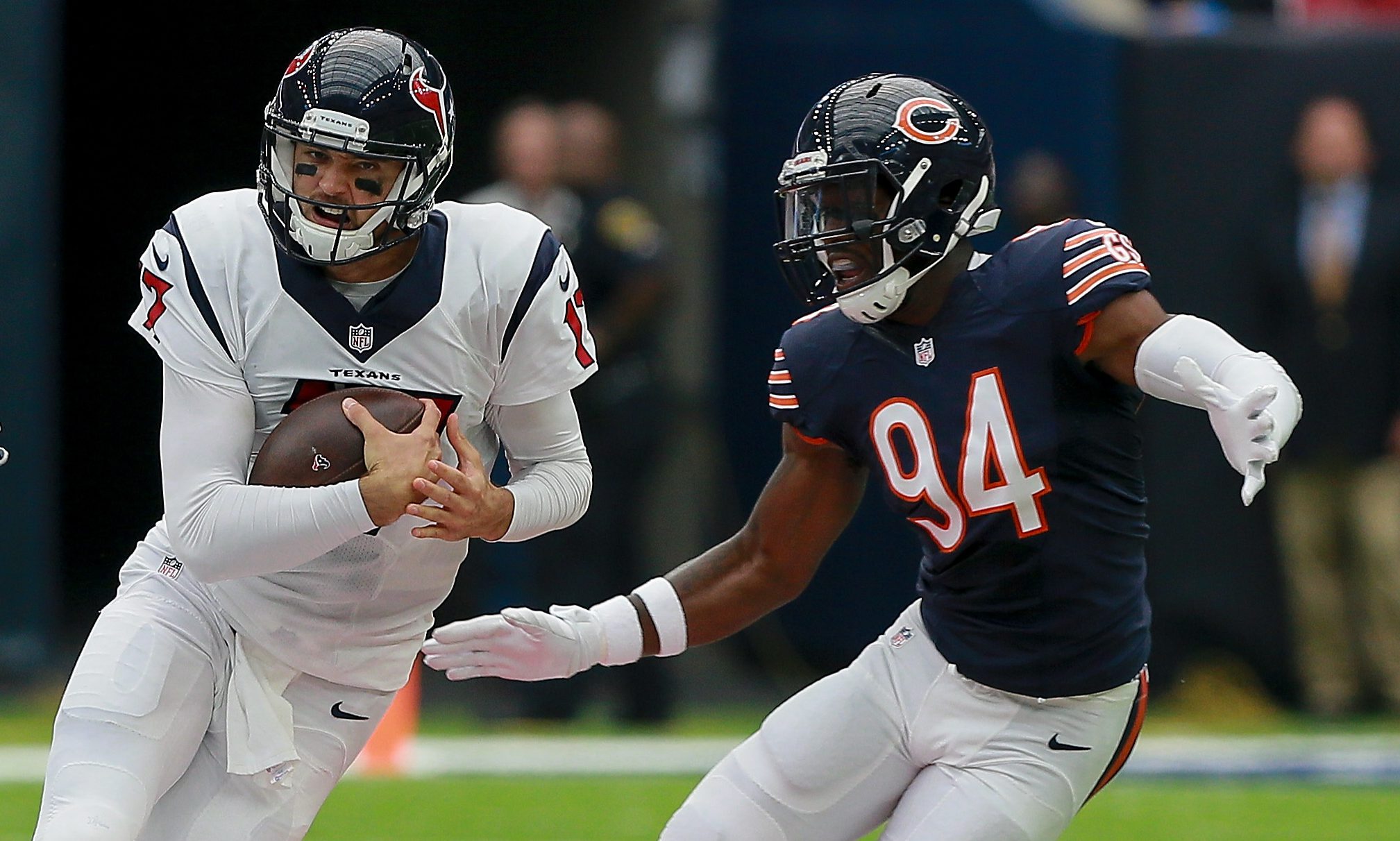 Leonard Floyd looks to tackle Brock Osweiler. (Photo by Bob Levey/Getty Images)