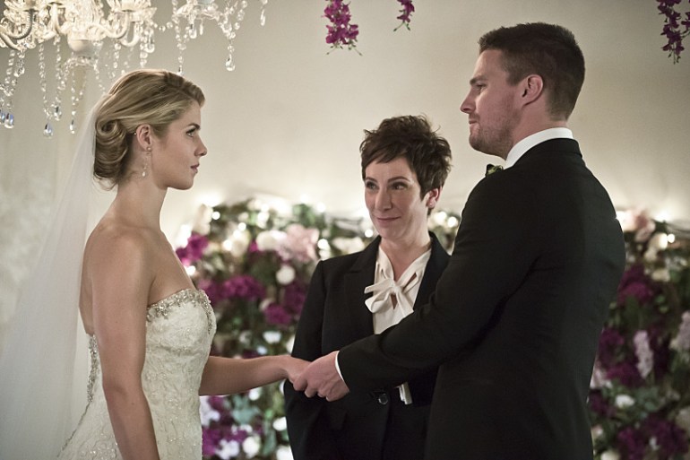 Arrow -- "Broken Hearts" Emily Bett Rickards as Felicity Smoak and Stephen Amell as Oliver Queen -- Photo: Katie Yu © 2016 The CW